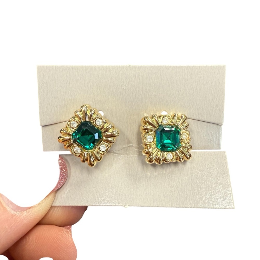 Avon vintage “Estate” Gold and Green clip on Earrings NIB vintage 1986